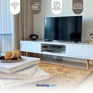Elegant One Bedroom With Sea Views & Pool By Slowaystay Serviced & Short Lets Appartement